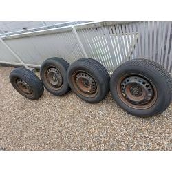Jogo de pneus Toyo 185/70R14 semi novo