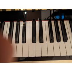 Piano Yamaha Modelo YM5